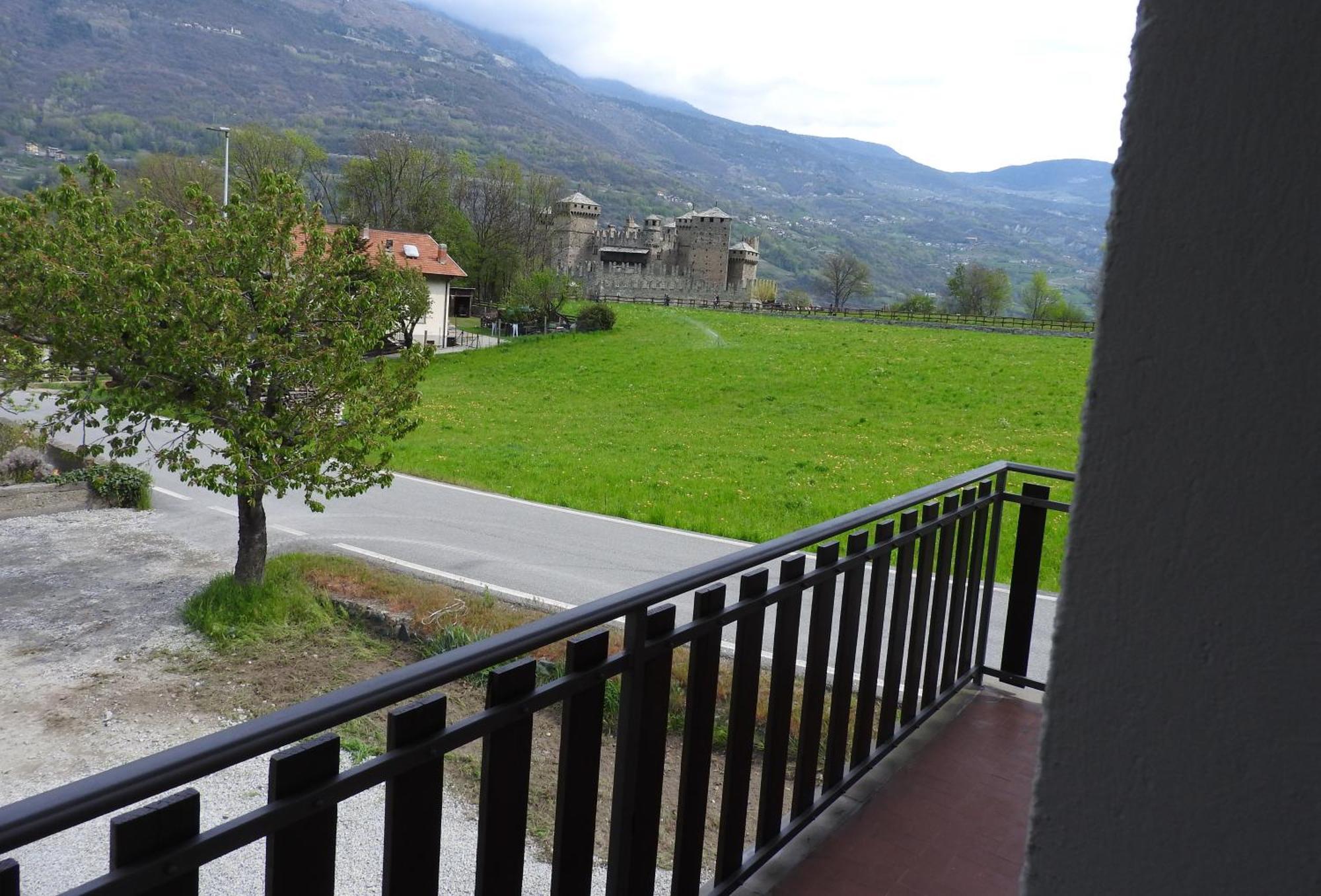 Vue Du Chateau Villa Fenis Eksteriør bilde