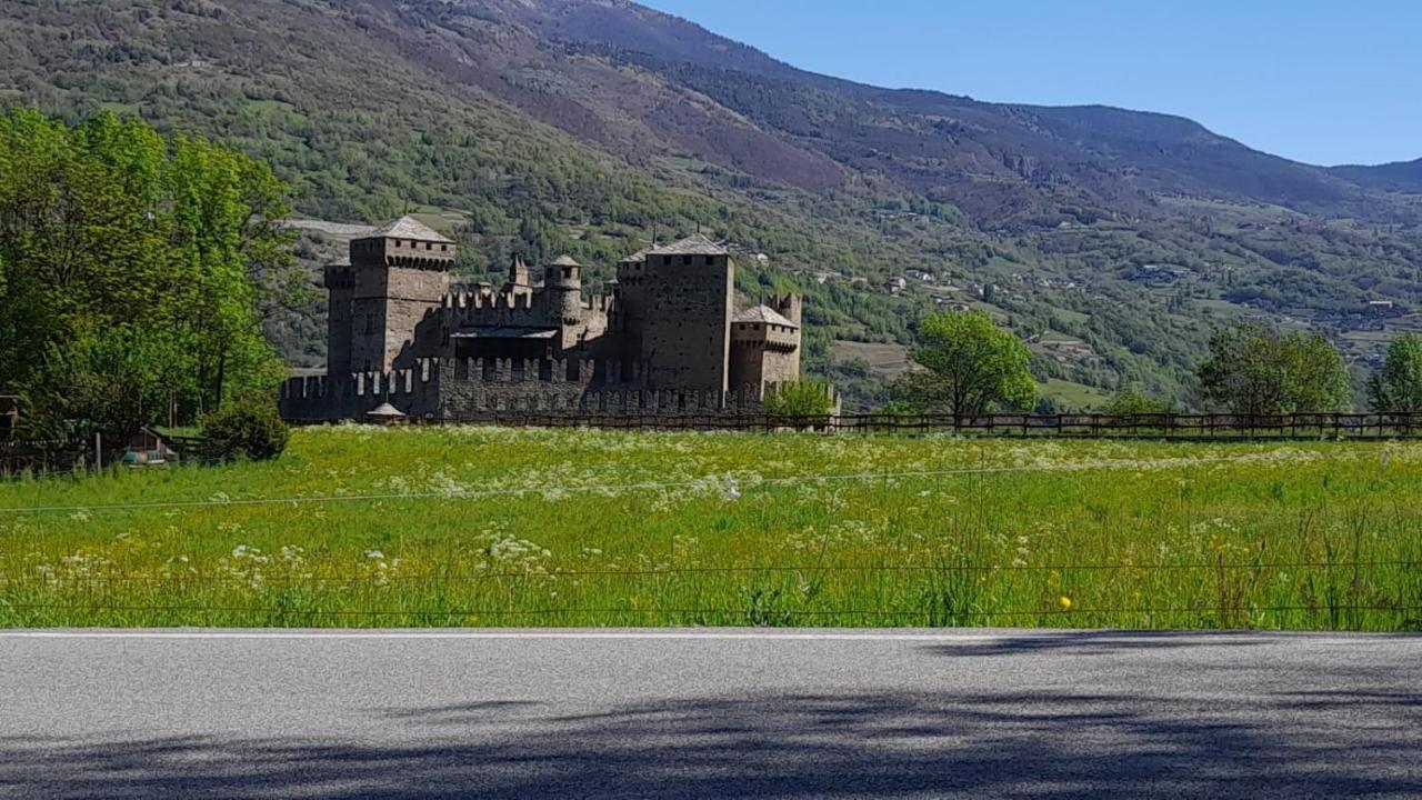 Vue Du Chateau Villa Fenis Eksteriør bilde
