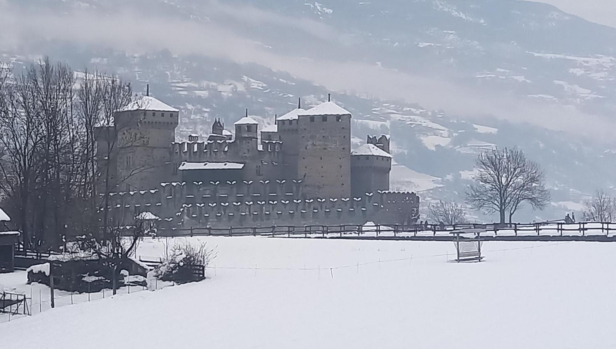 Vue Du Chateau Villa Fenis Eksteriør bilde